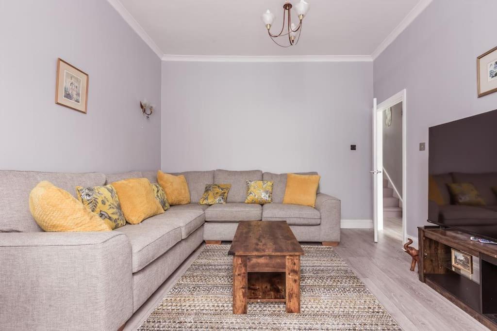 4 Bedroom House, 2 Min Walk From Station Casa de férias Londres