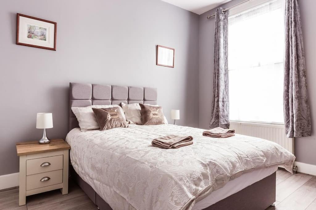 Casa de férias 4 Bedroom House, 2 Min Walk From Station Londres