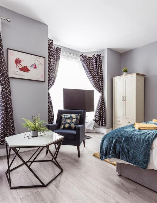 4 Bedroom House, 2 Min Walk From Station Casa de férias Londres