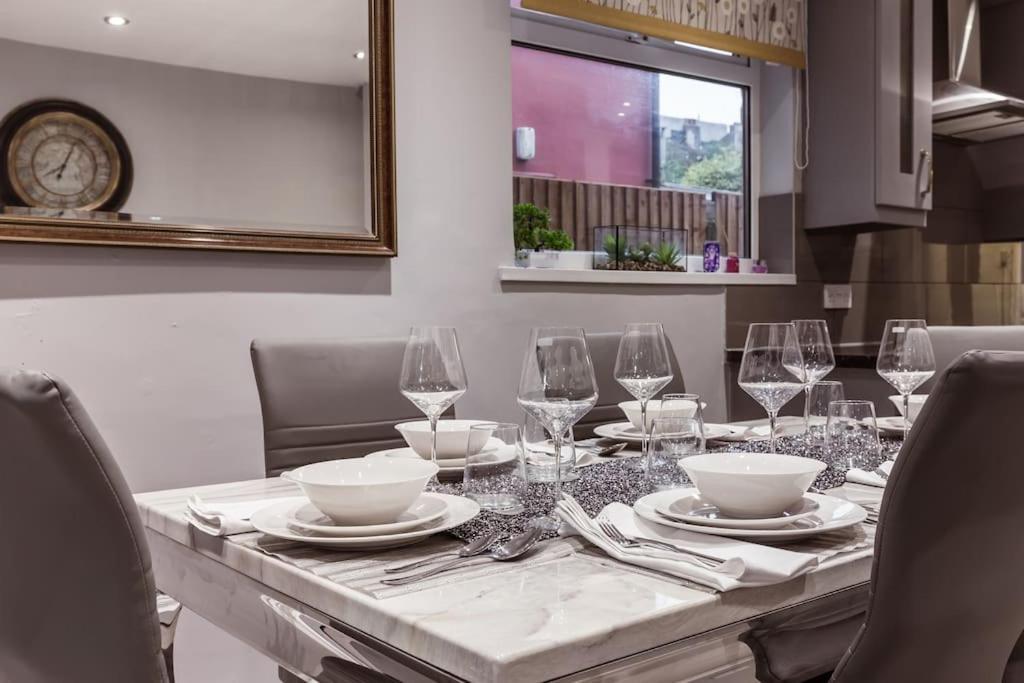 Casa de férias 4 Bedroom House, 2 Min Walk From Station