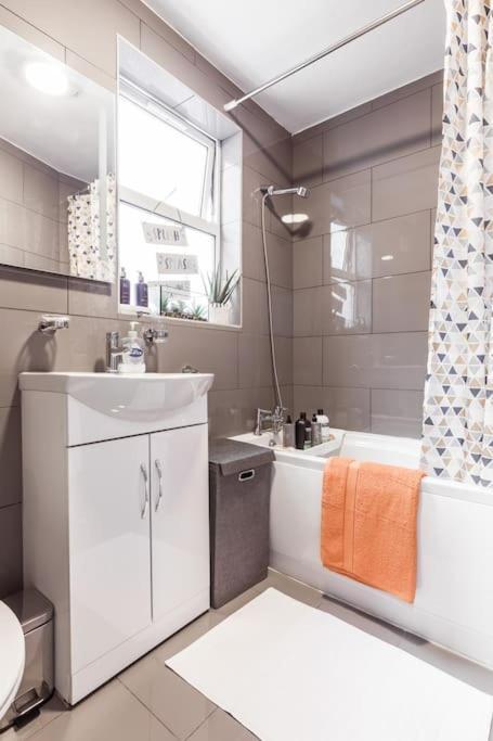 Casa de férias 4 Bedroom House, 2 Min Walk From Station Londres