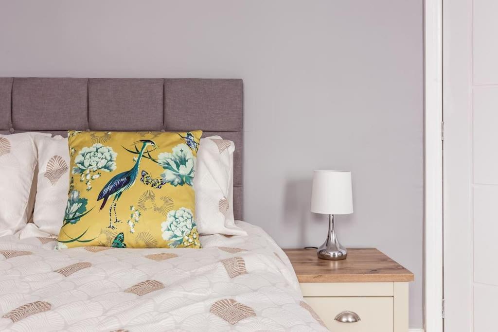 Casa de férias 4 Bedroom House, 2 Min Walk From Station Londres